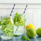 Två glas med gurka- och citronvatten, med citronvatten nackdelar i åtanke.