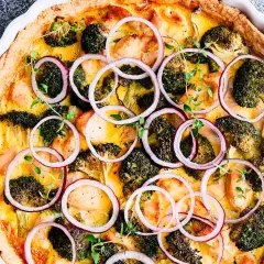 En gyllene, nyttig paj fylld med kyckling, broccoli och rödlök, toppad med färska örter.