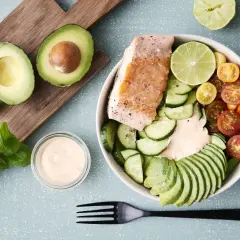 Laxbowl med avokado, gurka, tomater och en krämig dressing. Ett perfekt keto diet recept för en hälsosam lunch.