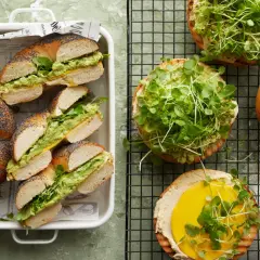 Nyttig picknickmat: bagels med avokado, ost och groddar. Perfekt för en hälsosam utflykt.