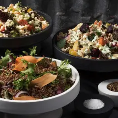 Tre skålar med nyttiga sallader: en med couscous, grönsaker och fetaost, en med rotfrukter och en med quinoa och grönsaker.