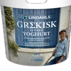 Lindahls Grekisk Yoghurt, 10% fett. En man i grekisk miljö njuter av denna krämiga kvarg eller grekisk yoghurt.