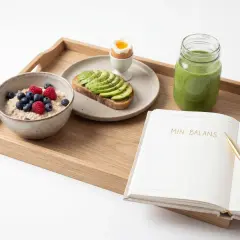 Frukost med gröt, avokadotoast, kokt ägg och smoothie. En inspirerande start för recept mat klimakteriet.