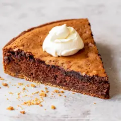 En bit chokladkaka med vispgrädde, perfekt för den som vill baka med proteinpulver för en nyttigare dessert.