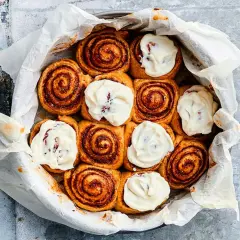 Nyttiga kanelbullar med krämig glasyr, bakade i en form med bakplåtspapper. Perfekt för fikat!