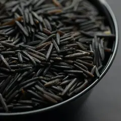 En skål med svart ris, känt för att vara nyttigt. Dess mörka, avlånga korn ger en rik textur och smak.