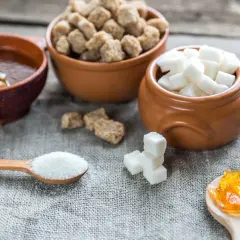 Olika sockerarter och honung. En jämförelse mellan sukralos vs aspartam kan göras med dessa naturliga sötningsmedel.