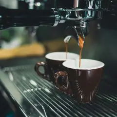 Espresso rinner ner i två bruna koppar. Kanske dags att sluta med koffein och njuta av tystnaden?