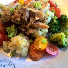 En härlig sallad nyttigt med kyckling, broccoli, blomkål, tomater och morötter. En färgsprakande och hälsosam måltid.