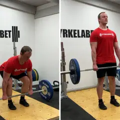 Man utför stela marklyft. Bilden visar övningen i två faser: i startposition med böjda knän och i topposition med raka ben.