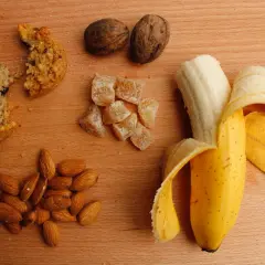 En banan, mandlar, valnötter, ingefärskarameller och en bit havrekaka. Perfekt för energi med långsamma kolhydrater.