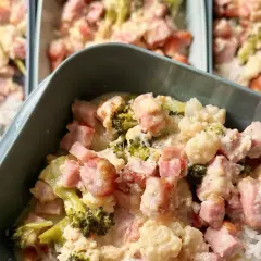 Matlådor med ris och en krämig blandning av kassler, broccoli och blomkål. En god och **kassler nyttigt** måltid för hela veckan.