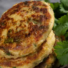 Stekta potatisplättar med örter, perfekta som kalorisnåla recept under 300. Serveras med färsk koriander.