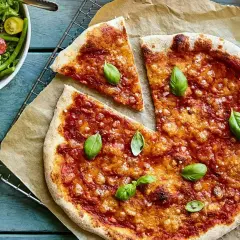 En härlig, nyttig pizza med tomatsås och ost, toppad med färsk basilika. Serveras med en fräsch grönsallad.