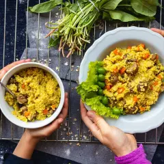 Två skålar med bulgur, morötter och svamp. En skål med sallad och gröna bönor. Bulgur nyttigt och gott!
