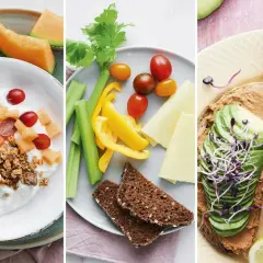 En härlig medelhavskost frukost med yoghurt, frukt, nötter, grönsaker, ost och avokadotoast.