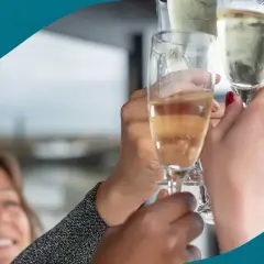 Festligt skålande med bubbel. En påminnelse om att dricka mindre alkohol kan vara bra även vid firanden.