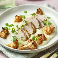 Skivad fläskfilé med krämig blomkålsmos och rostade blomkålsbuketter. En perfekt måltid med mycket protein och lite kalorier.