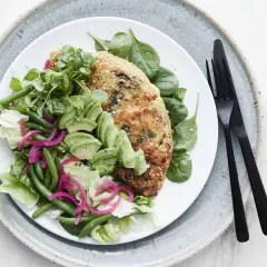 En nyttig omelett med avokado, gröna bönor, sallad och picklad rödlök. En perfekt och hälsosam måltid.