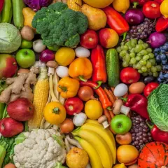 En färgsprakande blandning av färska frukter och grönsaker. Tänk på hur mycket frukt per dag som är lagom för en hälsosam kost.