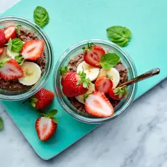 Två skålar med overnight oats kakao, toppade med jordgubbar och banan. En perfekt start på dagen!