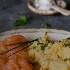 En krämig lchf frukost med äggröra och gravad lax, toppad med gräslök. En perfekt start på dagen!