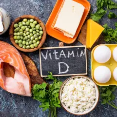 Fisk, ägg, mejeriprodukter och grönsaker som kan hjälpa mot d-vitamin brist symtom.