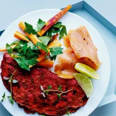 En tallrik med rödbetsplättar, lax, morötter och lime. En proteinrik måltid med cirka 100g protein.