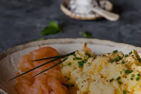 En krämig lchf frukost med äggröra och gravad lax, toppad med gräslök. En perfekt start på dagen!