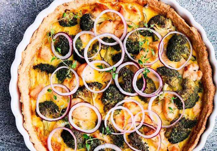 En gyllene, nyttig paj fylld med kyckling, broccoli och rödlök, toppad med färska örter.