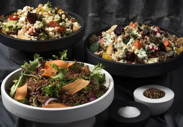 Tre skålar med nyttiga sallader: en med couscous, grönsaker och fetaost, en med rotfrukter och en med quinoa och grönsaker.