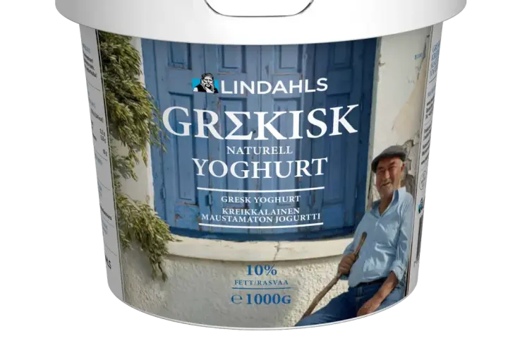 Lindahls Grekisk Yoghurt, 10% fett. En man i grekisk miljö njuter av denna krämiga kvarg eller grekisk yoghurt.