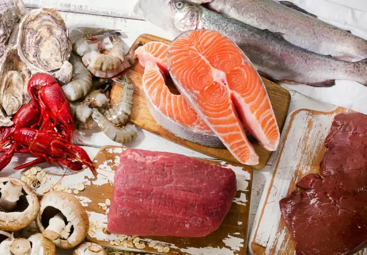 Fisk, skaldjur, kött och lever. Dessa livsmedel är rika på B12. Hur mycket B12 per dag kan variera.