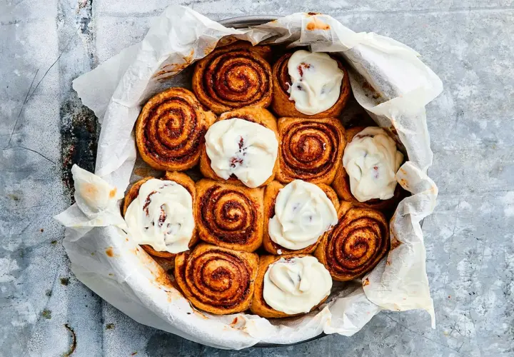 Nyttiga kanelbullar med krämig glasyr, bakade i en form med bakplåtspapper. Perfekt för fikat!