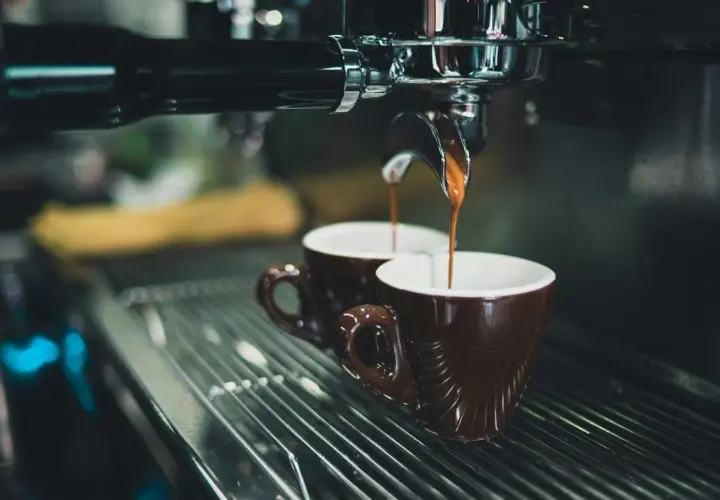 Espresso rinner ner i två bruna koppar. Kanske dags att sluta med koffein och njuta av tystnaden?