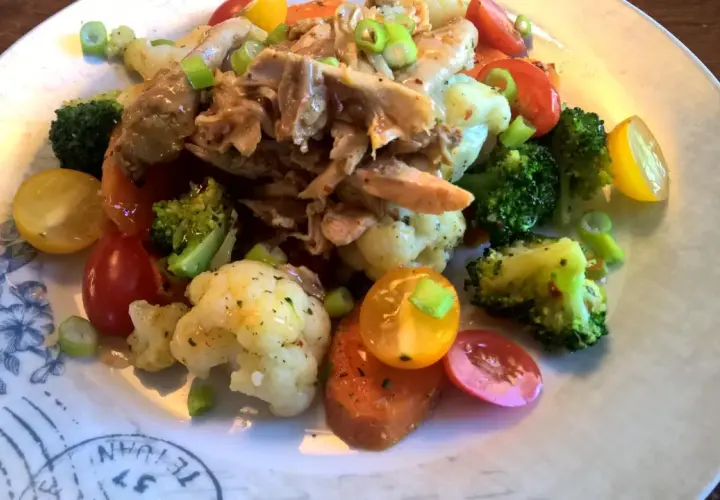 En härlig sallad nyttigt med kyckling, broccoli, blomkål, tomater och morötter. En färgsprakande och hälsosam måltid.