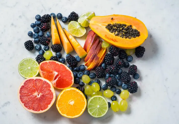En färgsprakande blandning av frukt som blåbär, björnbär, melon, papaya, citrus och vindruvor – perfekt för den som söker frukt med minst kalorier.