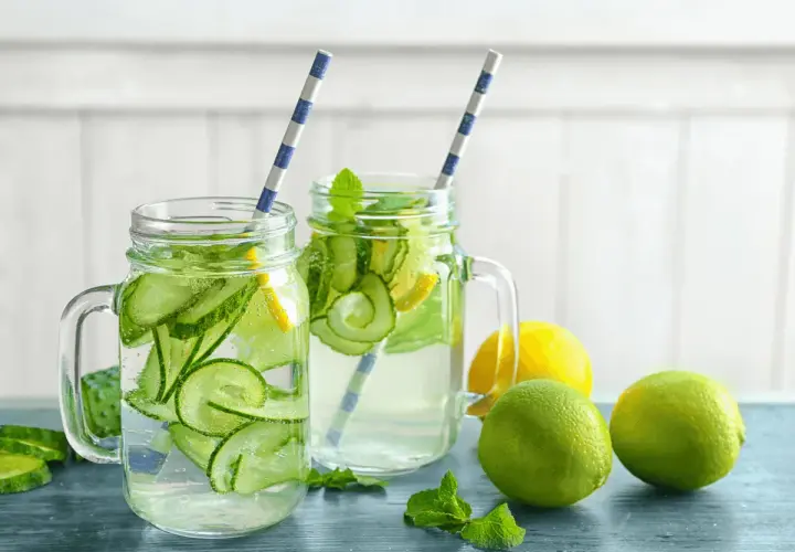 Två glas med gurka- och citronvatten, med citronvatten nackdelar i åtanke.