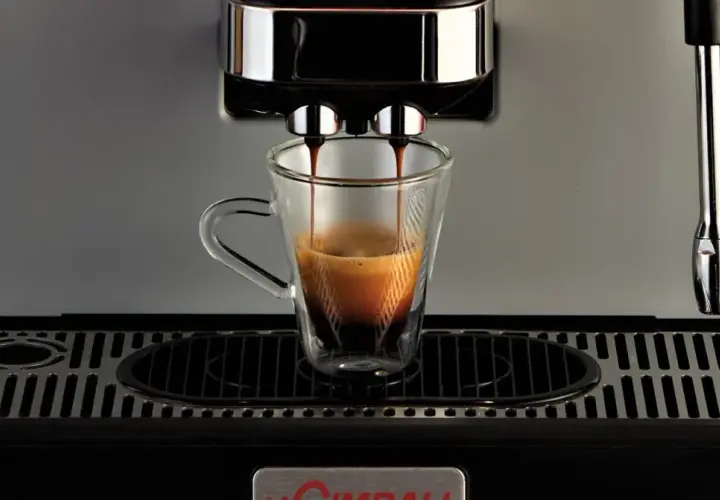 Espressomaskin brygger en kopp kaffe. Hur många koppar kaffe per dag är din gräns?