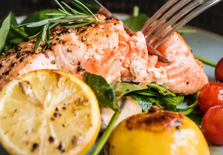 En saftig lax i ugn 200 grader, serverad med citron, körsbärstomater och färska örter. En perfekt middag!