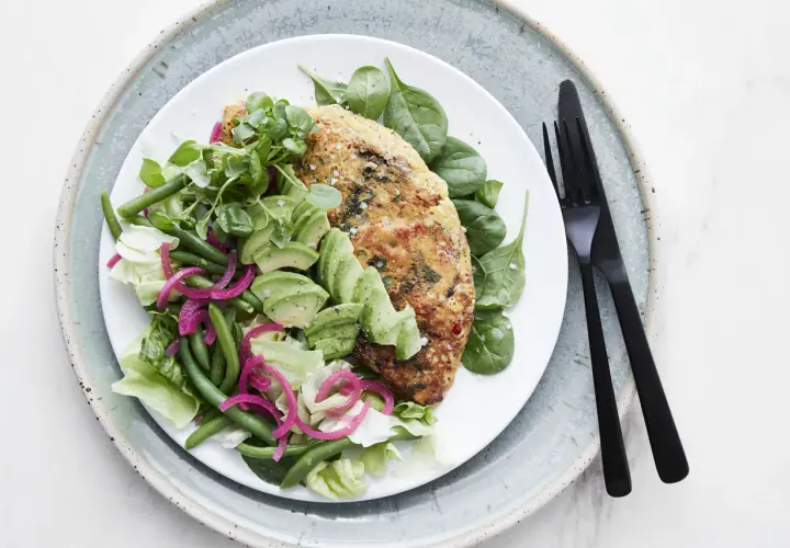 En nyttig omelett med avokado, gröna bönor, sallad och picklad rödlök. En perfekt och hälsosam måltid.