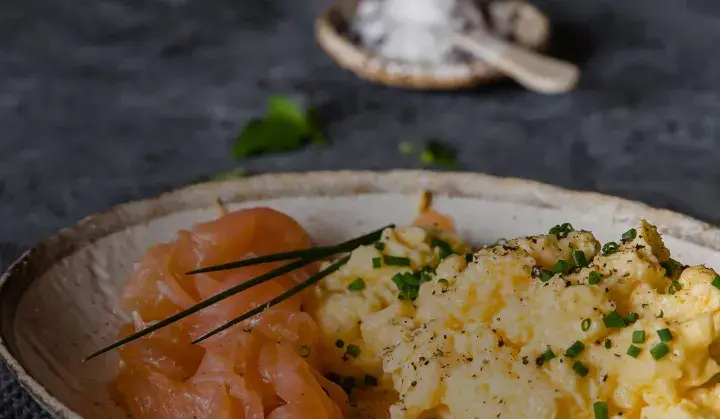 En krämig lchf frukost med äggröra och gravad lax, toppad med gräslök. En perfekt start på dagen!
