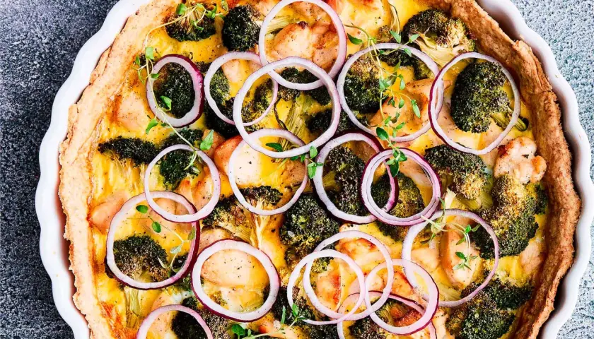 En gyllene, nyttig paj fylld med kyckling, broccoli och rödlök, toppad med färska örter.