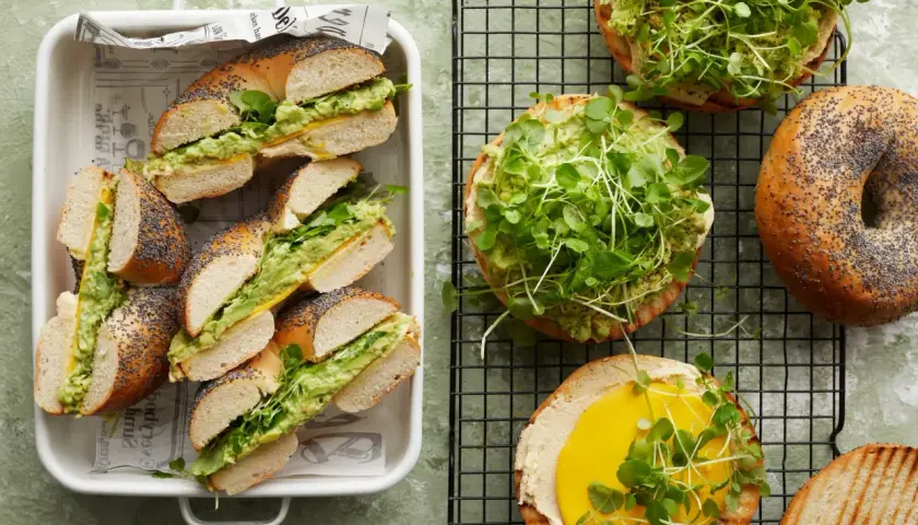 Nyttig picknickmat: bagels med avokado, ost och groddar. Perfekt för en hälsosam utflykt.