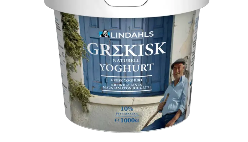 Lindahls Grekisk Yoghurt, 10% fett. En man i grekisk miljö njuter av denna krämiga kvarg eller grekisk yoghurt.
