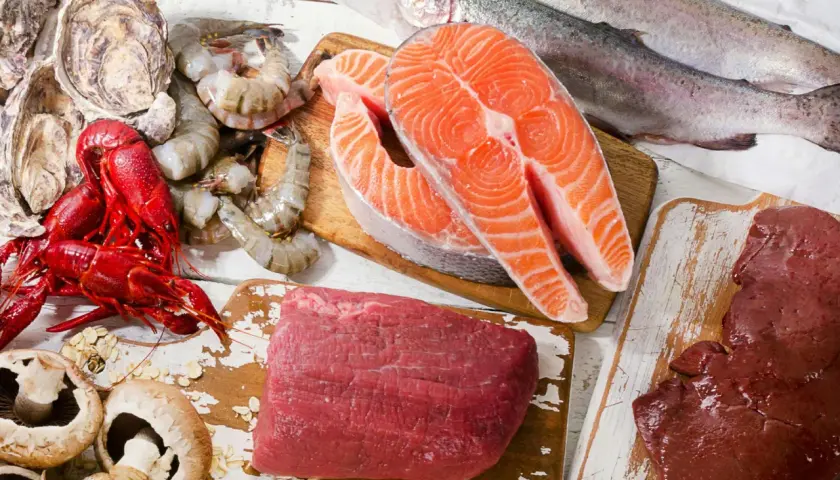 Fisk, skaldjur, kött och lever. Dessa livsmedel är rika på B12. Hur mycket B12 per dag kan variera.