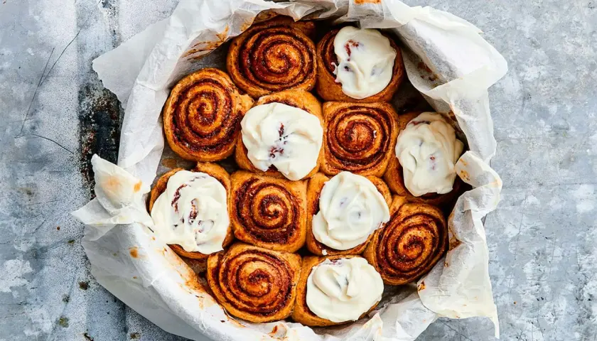 Nyttiga kanelbullar med krämig glasyr, bakade i en form med bakplåtspapper. Perfekt för fikat!