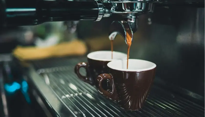 Espresso rinner ner i två bruna koppar. Kanske dags att sluta med koffein och njuta av tystnaden?