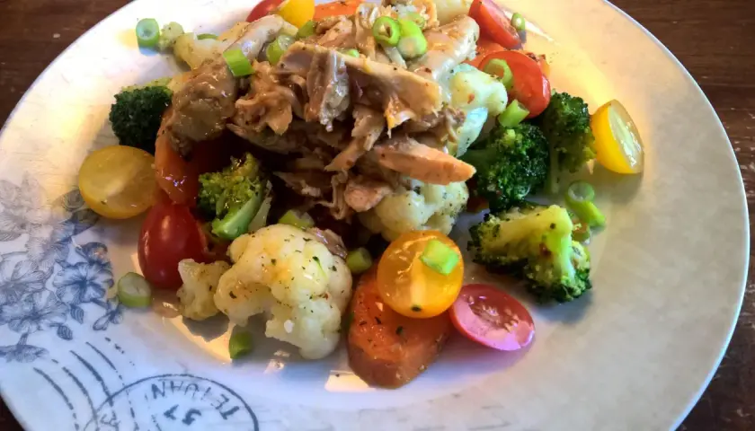 En härlig sallad nyttigt med kyckling, broccoli, blomkål, tomater och morötter. En färgsprakande och hälsosam måltid.