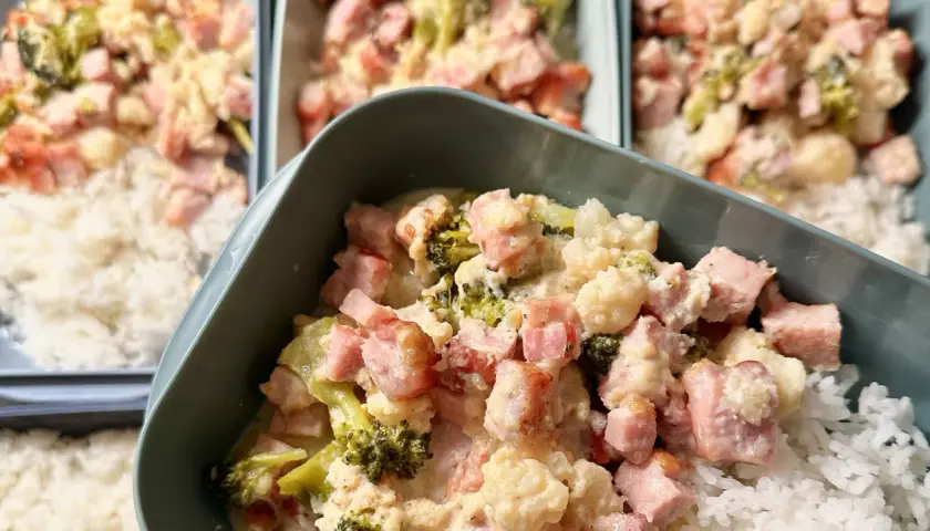 Matlådor med ris och en krämig blandning av kassler, broccoli och blomkål. En god och **kassler nyttigt** måltid för hela veckan.